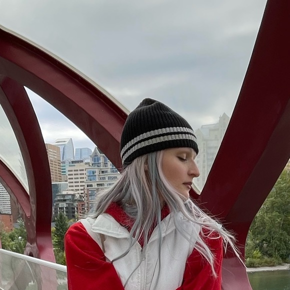 Black tuque with double white line - Picture 2 of 5